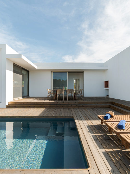Wooden,Lounge,Chairs,In,Modern,Villa,Pool,And,Deck