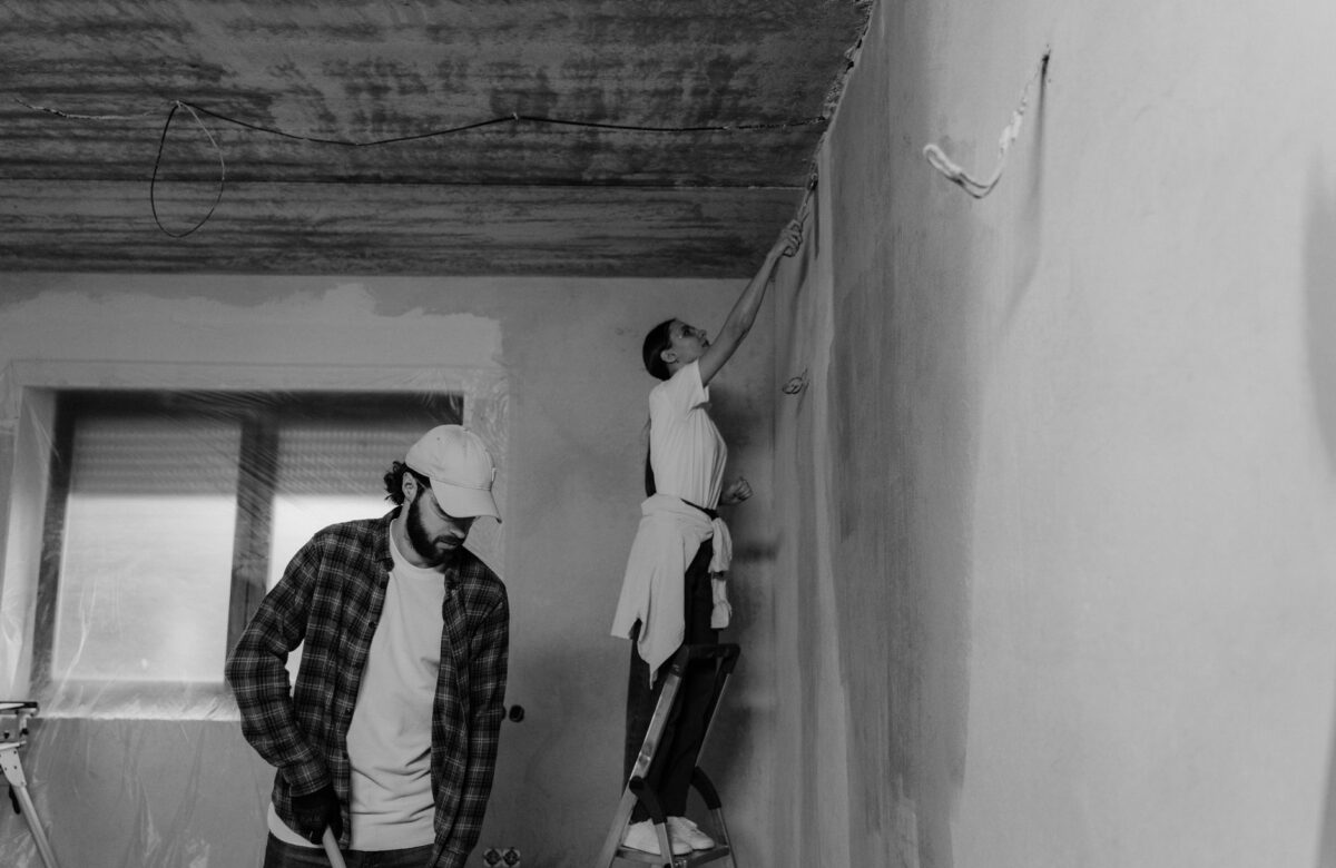 Des ouvriers réalisent des travaux de rénovation à l’intérieur d’une maison.